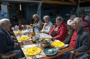 DSC_0538 groupe à la cabane.jpg