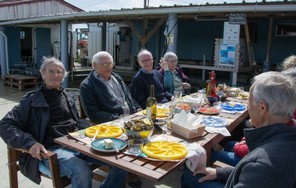 DSC_0539 groupe à la cabane.jpg