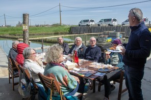 DSC_0543 groupe à la cabane.jpg